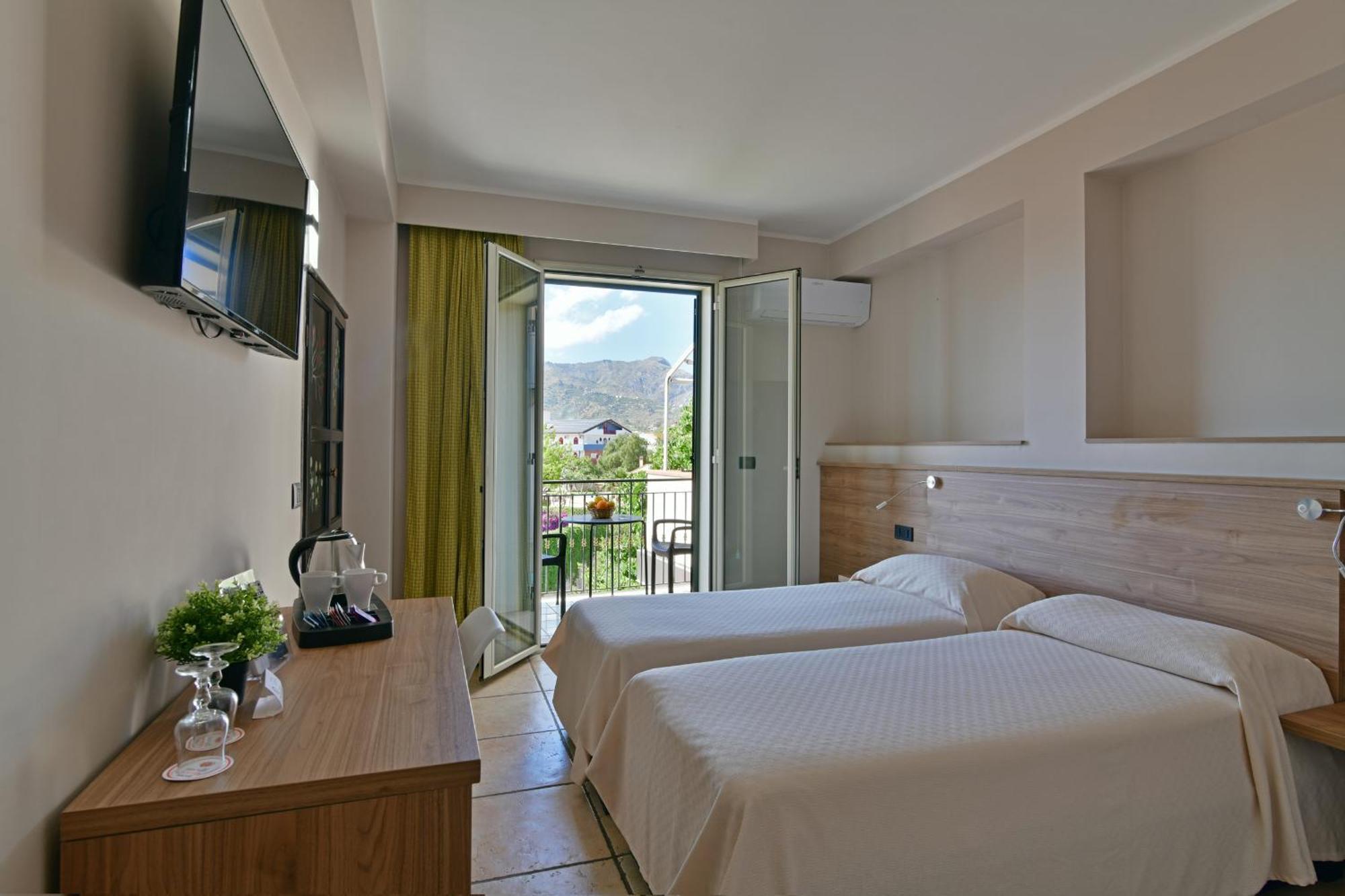 Hotel & Apartments Villa Linda จีอาร์ดีนี นักซอส ภายนอก รูปภาพ