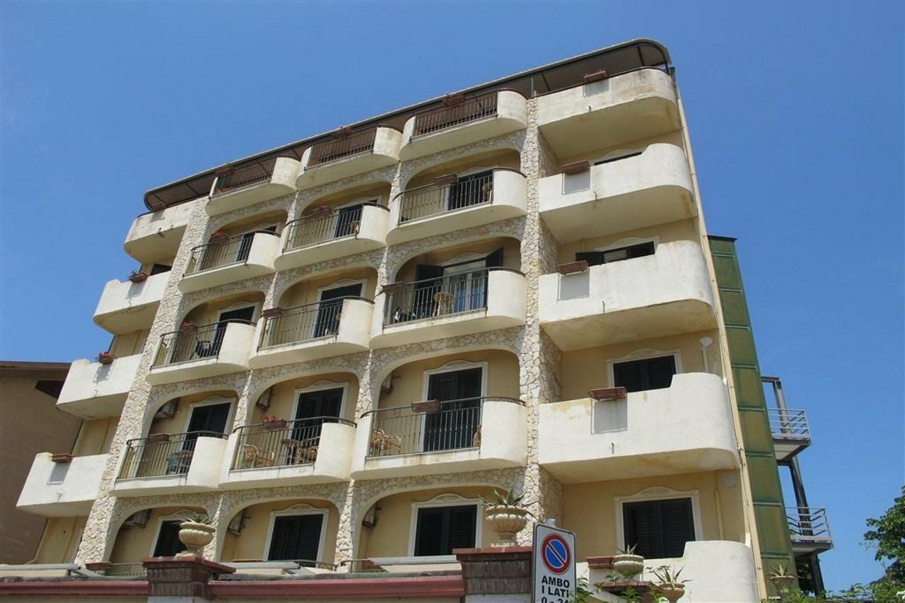 Hotel & Apartments Villa Linda จีอาร์ดีนี นักซอส ภายนอก รูปภาพ